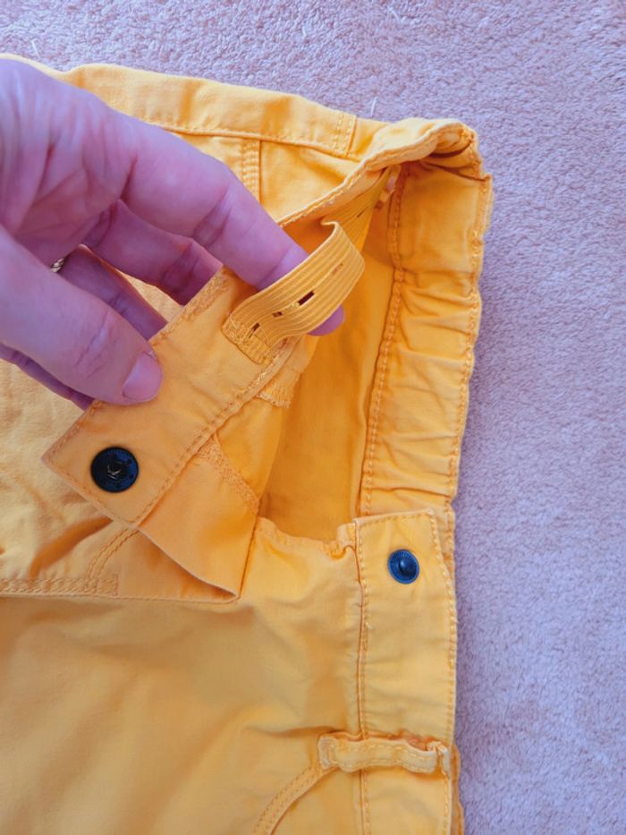 Short jaune moutarde en taille 6 ans, réglable à la taille. - photo numéro 4