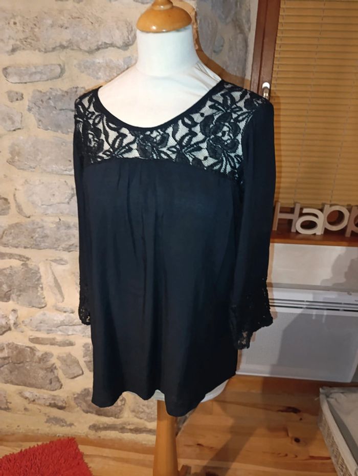 Jolie blouse manches 3/4 avec dentelle et dentelle au dos marque DPM taille 40
