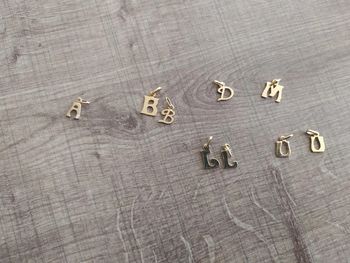 Lettres médailles collier plaquées or