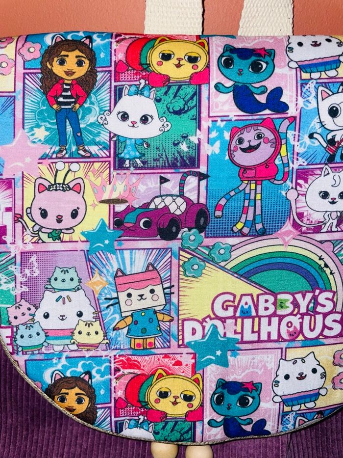 🎒 Sac à dos enfant en velours côtelé violet et tissu Gabby Chat pratique, mignon et personnalisable 💖 - photo numéro 4