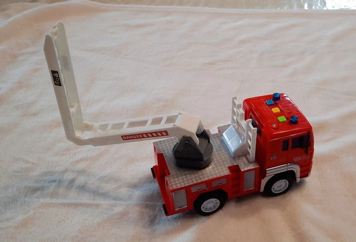 Camion de Pompiers avec Sons et Lumières - photo numéro 4