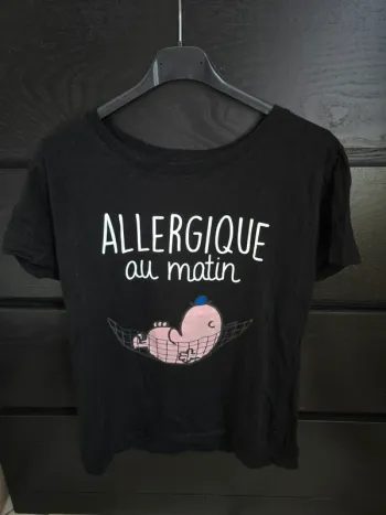 Tee-shirt noire allergique au matin Le roi du T-shirt