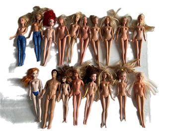Lot de 18 poupées