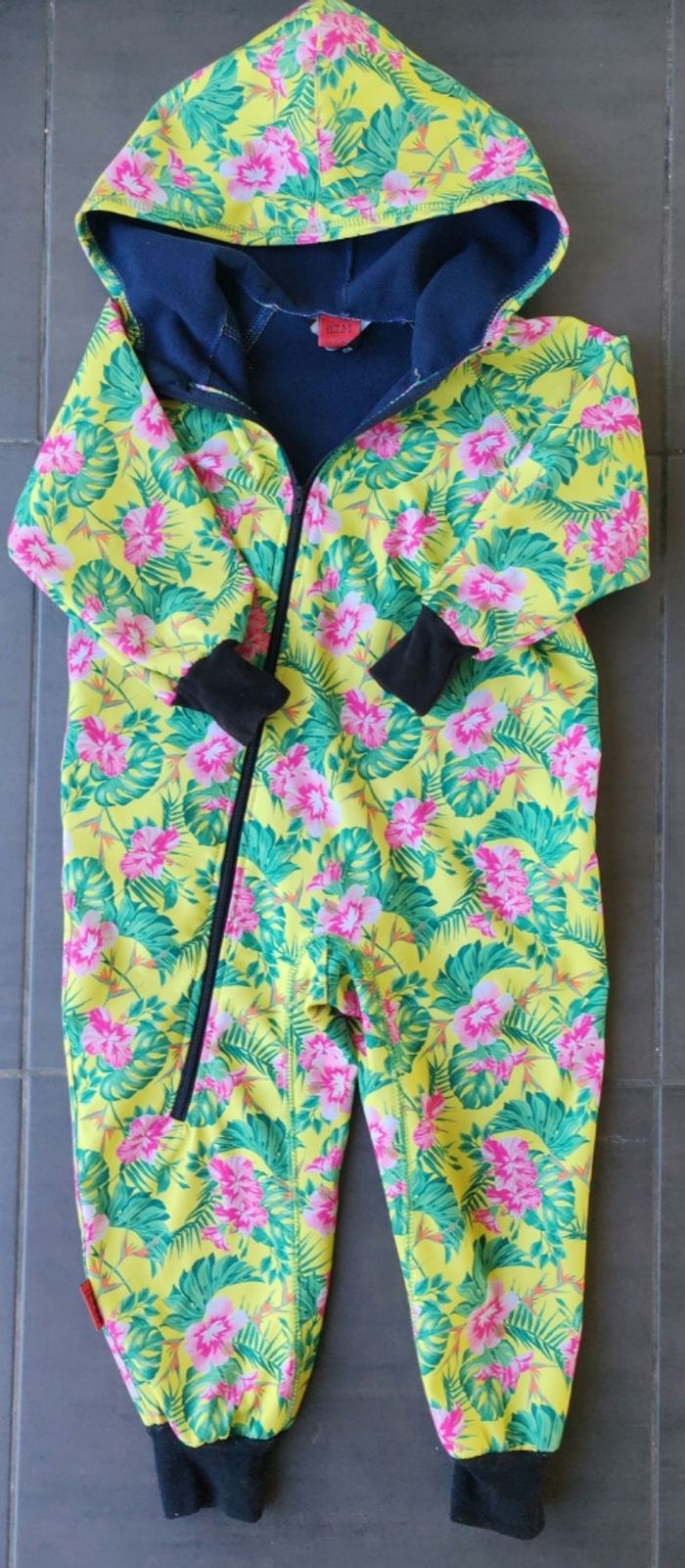 Combinaison de pluie jaune fleurs roses
