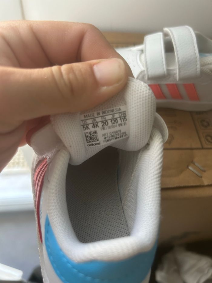 Baskets neuves adidas pointure 20 - photo numéro 2
