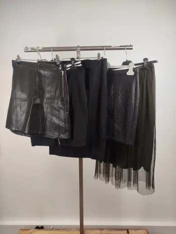 Lot de 6 jupes femme taille S – cuir, maille, tulle, zippées – Zara, Mango, Bershka