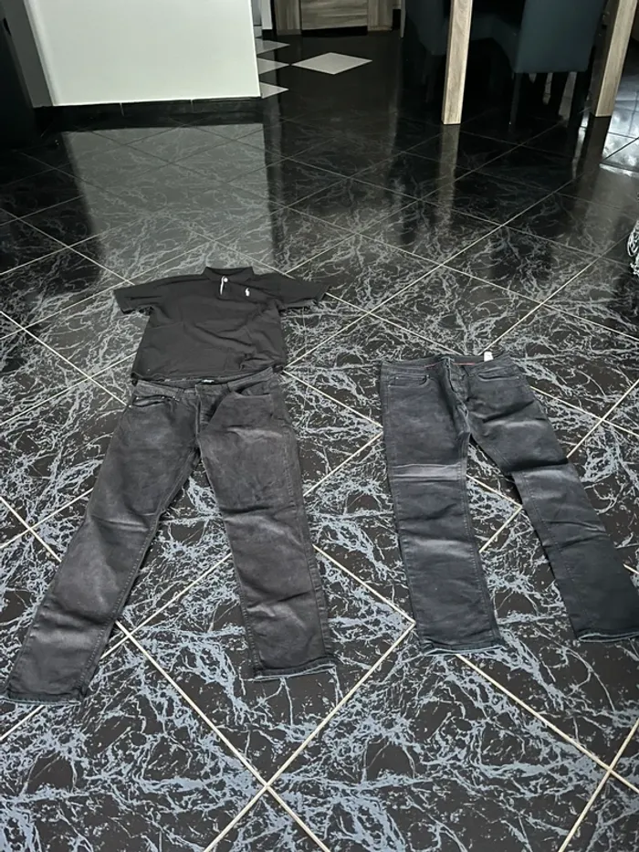 Ensemble 2 jeans noir et un polo classe