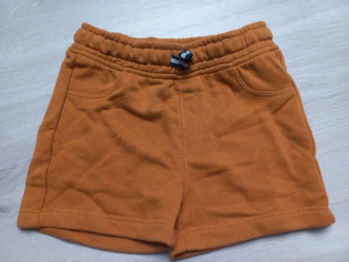 Short neuf 18 mois moutarde marron Pat et Ripaton