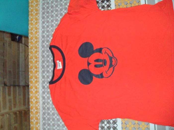 tee shirt Disney rouge et noir imprimé mickey taille L