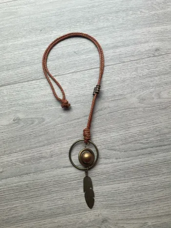 Collier cuivré boule et plume