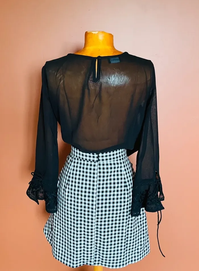 Blouse noire broderies sur le devant - photo numéro 2