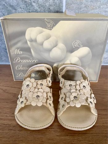 Première paire de chaussure pour bébé taille 16
