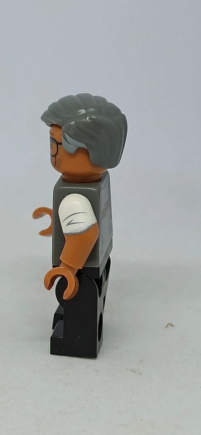 Homme avec cravate rouge lego - photo numéro 2