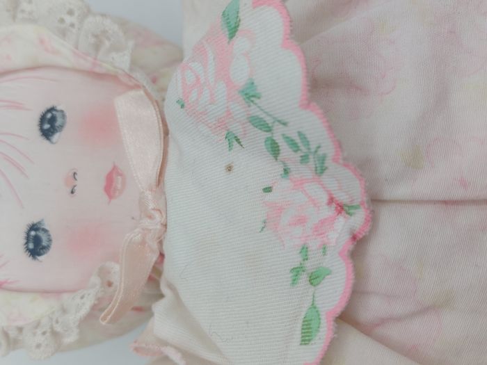 Peluche ancien doudou poupée tissu 35 cm robe fleur barrette papillon vintage ETAT MOYEN - photo numéro 4