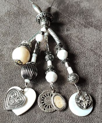 Sautoir à breloques gris et blanc