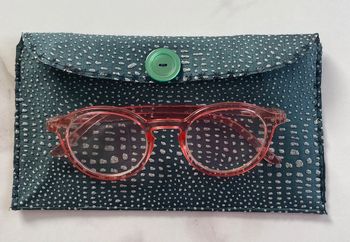 Jolie pochette similicuir vert avec reliefs neuve sac  lunettes maquillage etc