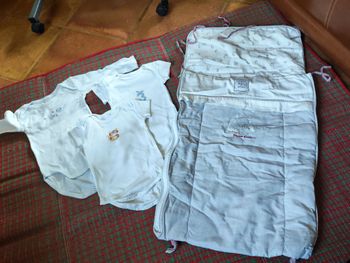 Lot de 3 bodys blancs en coton et 1 nid d'ange Plumes et Polochons