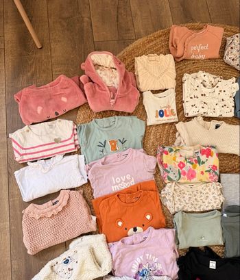 Lot de 51 vêtements taille 9 mois