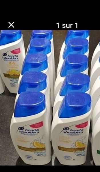 Shampooing head and shoulders 