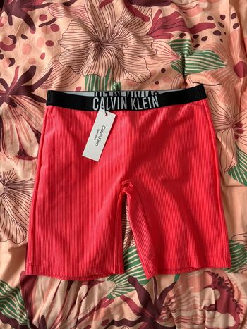 Short legging cycliste rose côtelé avec élastique noir