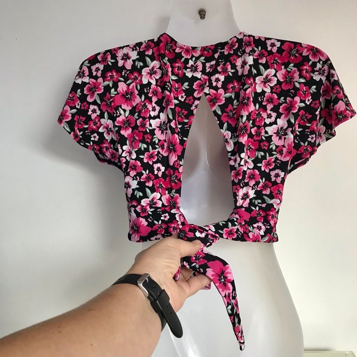 Croptop XS 34 Divided H&M imprimé fleuri à nouer dos semi dos nu manches courtes chauve souris - photo numéro 3