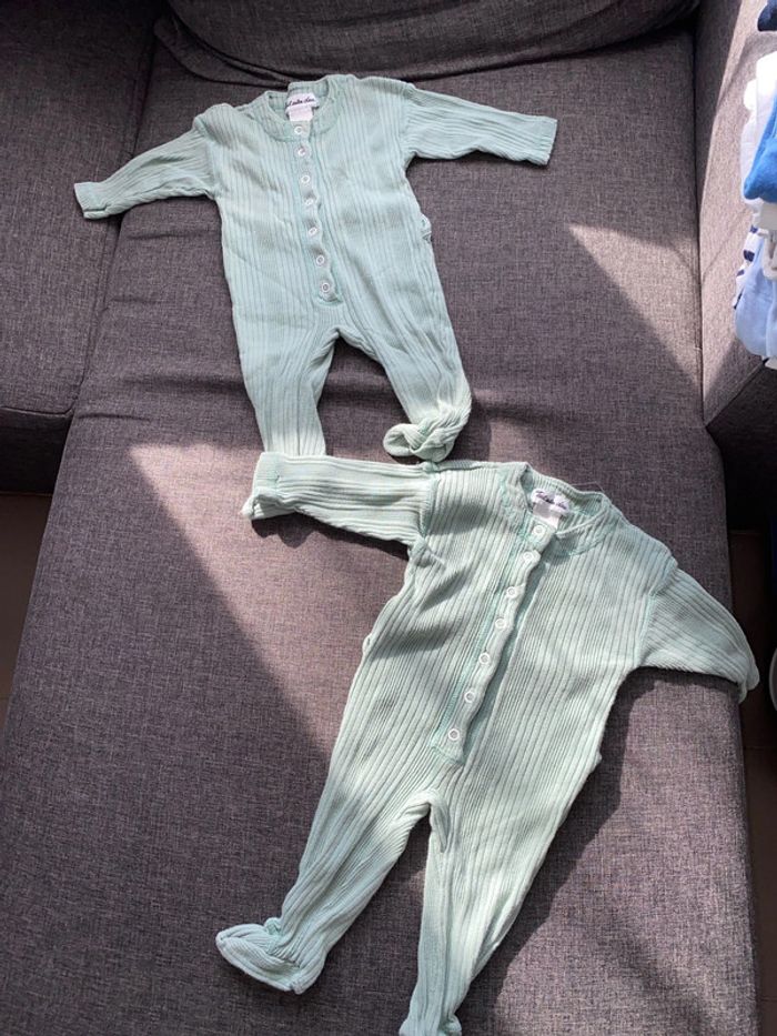 2 pyjamas identiques