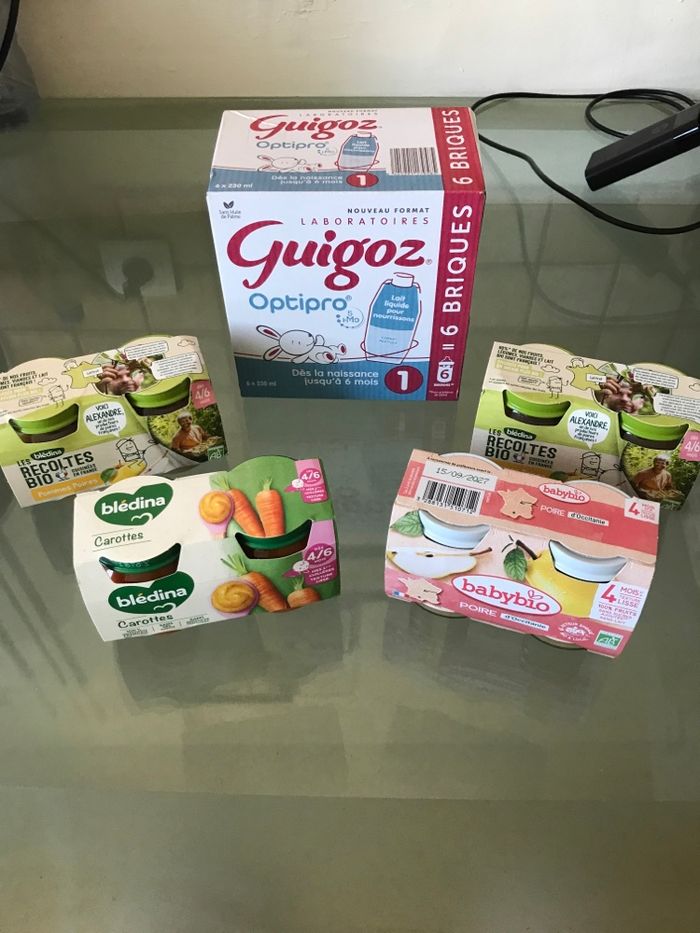 Lot petit pot bébé et lait guigoz 1 er âge