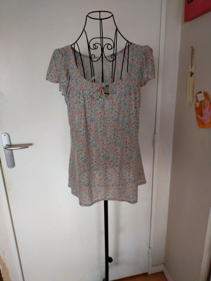 Joli haut fleuri très sympa pour la saison - photo numéro 3