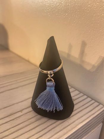 Bague pompom bleu
