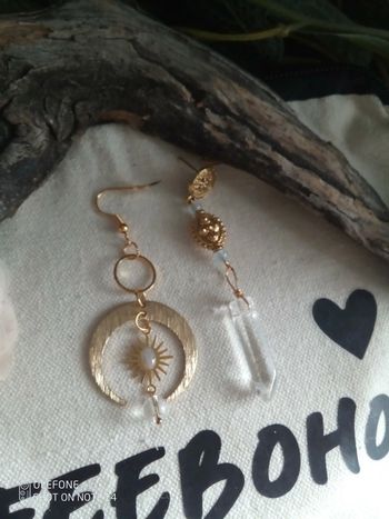 Boucles d'oreilles bohèmes asymétriques cristal de quartz et labradorite