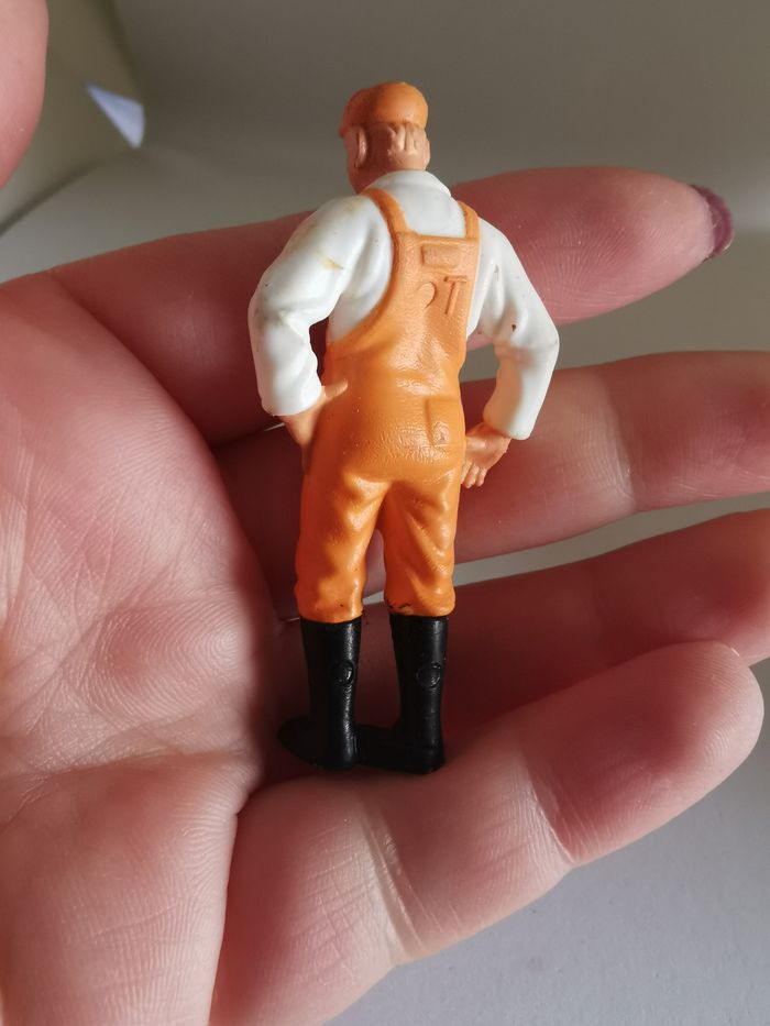 Figurine vintage jardinier en salopette orange - photo numéro 2