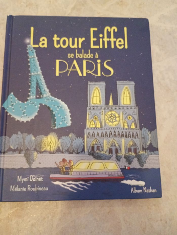 La tour Eiffel se balade à Paris
