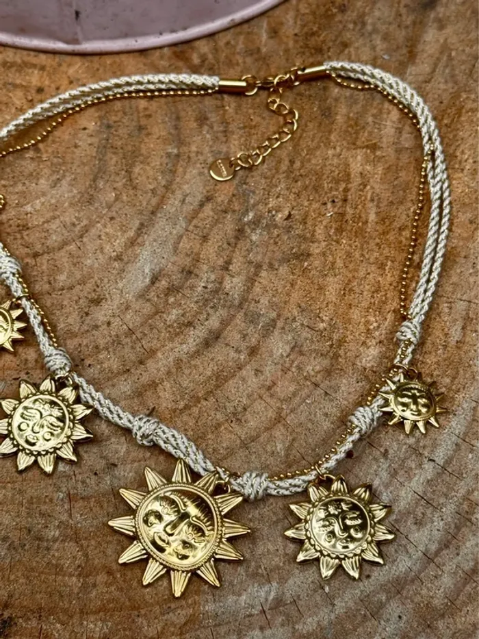 Collier réglable cordon écru doré chaînes soleil en breloques acier inoxydable or