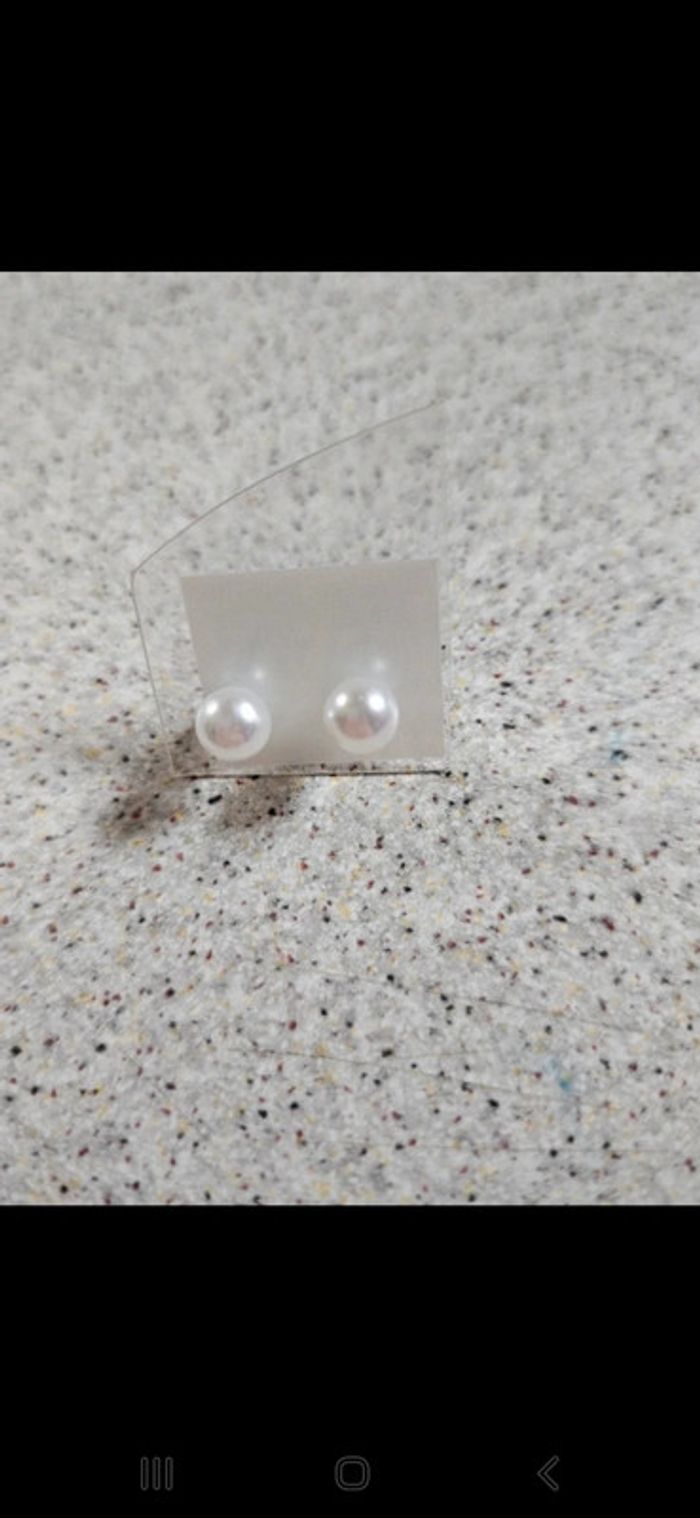 Boucle d'oreille moyenne perle