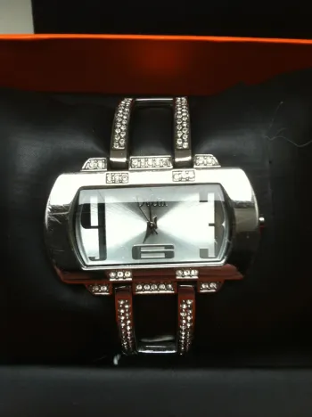 Montre argentée avec strass