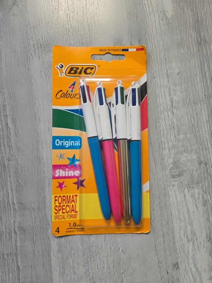Lot de 4 stylos quatre couleurs bic