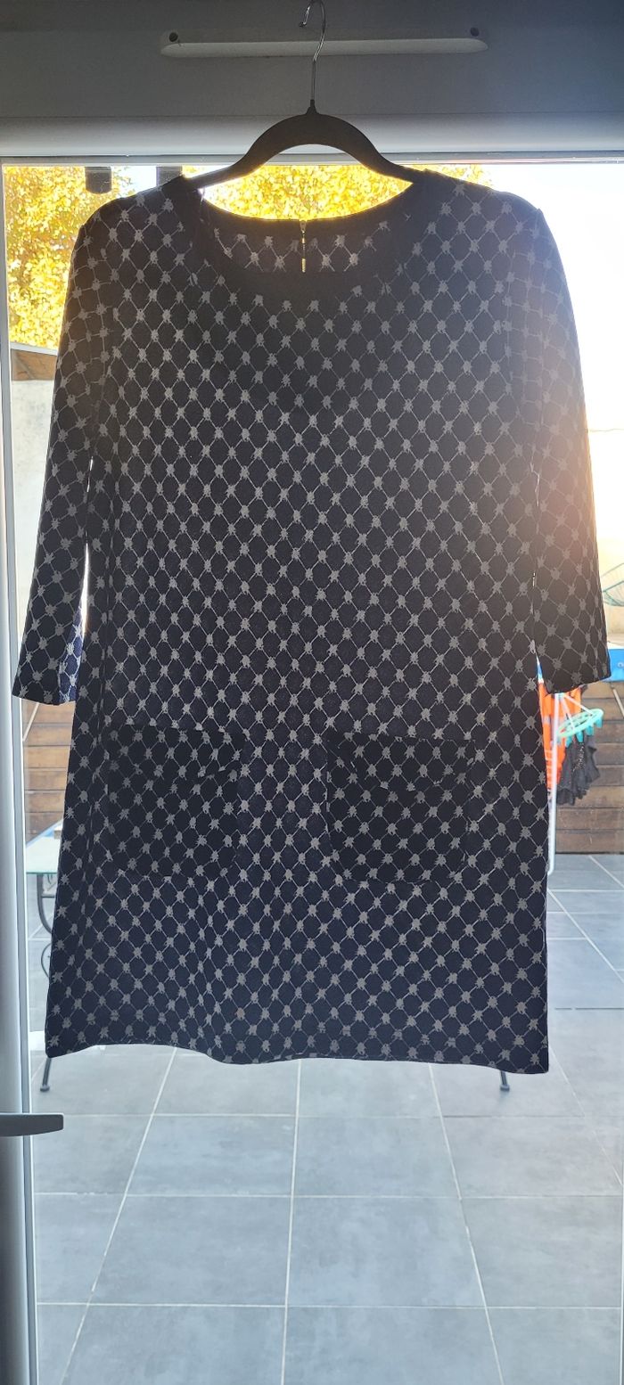 Robe bleu marine et blanche

Taille 42
Neuve sans étiquette 🏷 - photo numéro 2