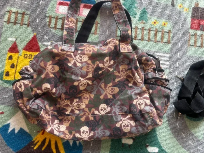 Bien lire l’annonce : sac tetes de mort - photo numéro 3