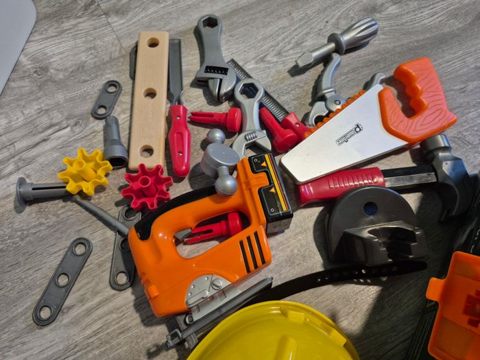 Caisse à outils avec plein d'accessoires - photo numéro 3