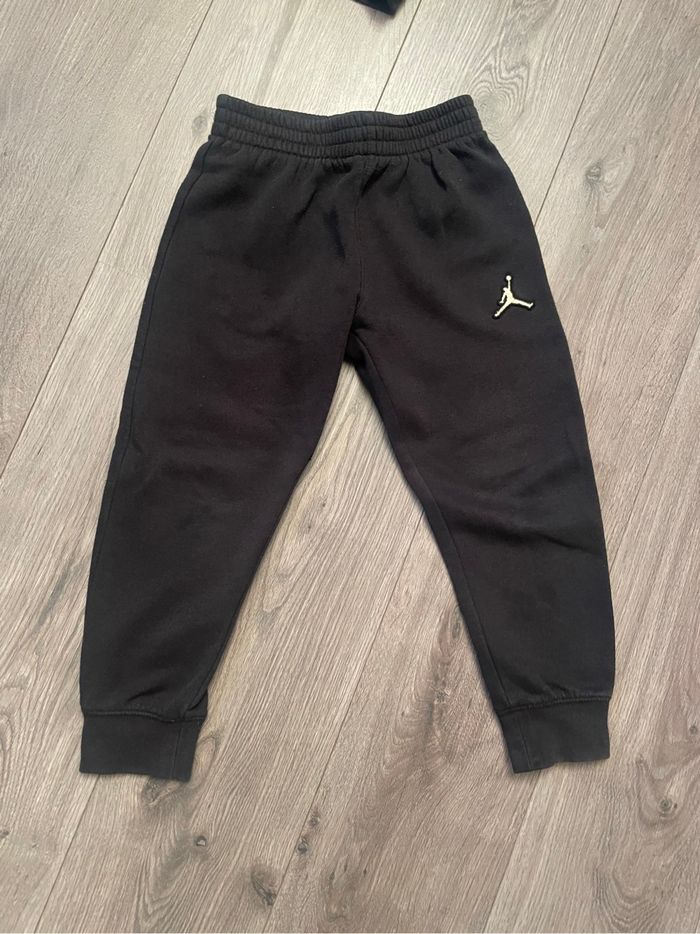 Jordan - ensemble noir sweat à capuche + pantalon jogging . 5/6 ans . 11O/116 cnn - photo numéro 5