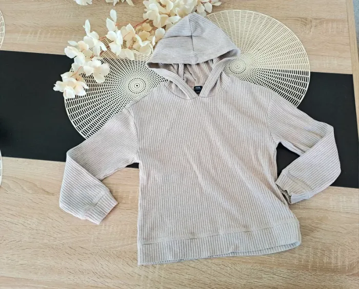 Pull a capuche, taille 8 ans, marque kiabi