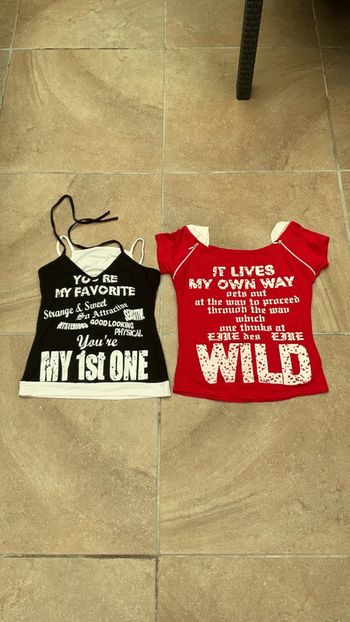 Lot de deux tops noir+rouge inscription blanche NEUF (n°10)
