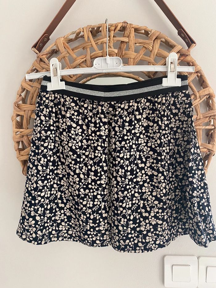 Jupe noire fleurie ecru