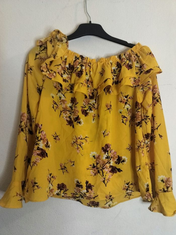 Blouse jaune fleurie épaules dénudées
