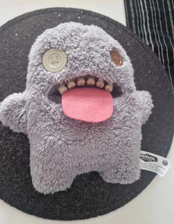 Peluche doudou monstre gris tir la langue