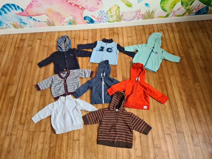 Lot de 8 sweat zippé gilet taille 12 mois