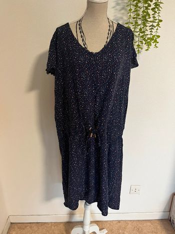 Très jolie robe à courte manche femme