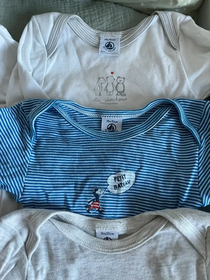 Lot de 5 bodies Petit Bateau + 1 18 mois - photo numéro 2