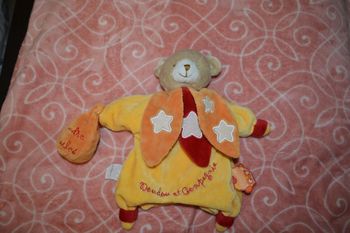 Doudou et Compagnie ours jaune orange marionnette poudre d'étoiles