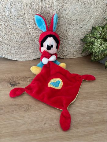 Doudou Mickey capuche lapin mouchoir rouge Disney